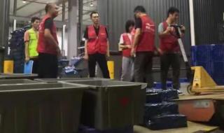 为什么鸿星尔克鞋子便宜 鸿星尔克董事长照片